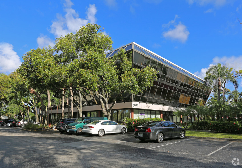 7100 W Camino Real, Boca Raton, FL for lease - Building Photo - Image 3 of 33