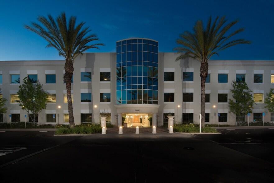 21688 Gateway Center Dr, Diamond Bar, CA à louer - Photo du bâtiment - Image 2 de 25