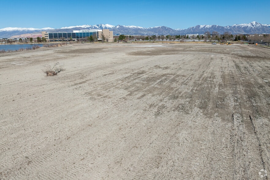 4214 Lake Park Boulevard, West Valley City, UT à louer - Photo du bâtiment - Image 2 de 4