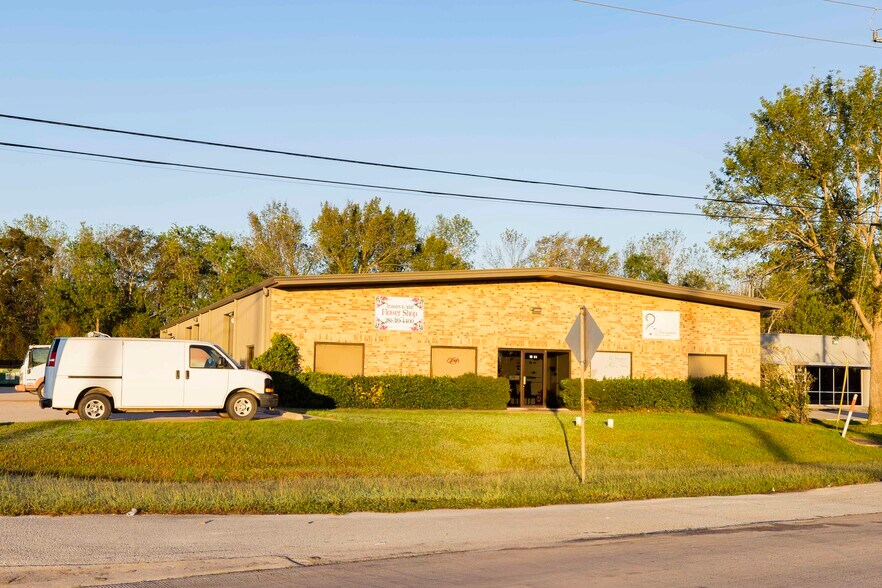 38-40 Wilson Rd, Humble, TX à louer - Photo du bâtiment - Image 3 de 8