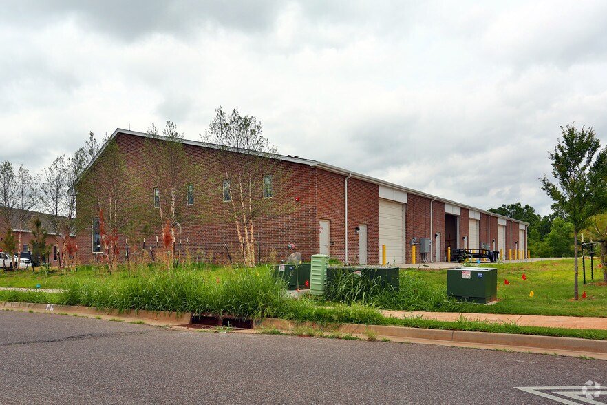 1361 N Fretz Dr, Edmond, OK à louer - Photo du bâtiment - Image 3 de 3