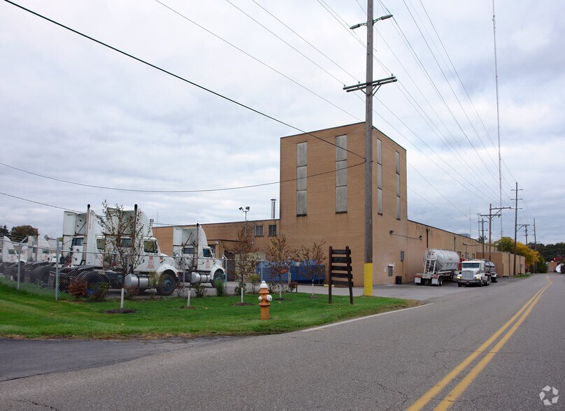 965 E Midlothian Blvd, Youngstown, OH à vendre - Photo du bâtiment - Image 2 de 2