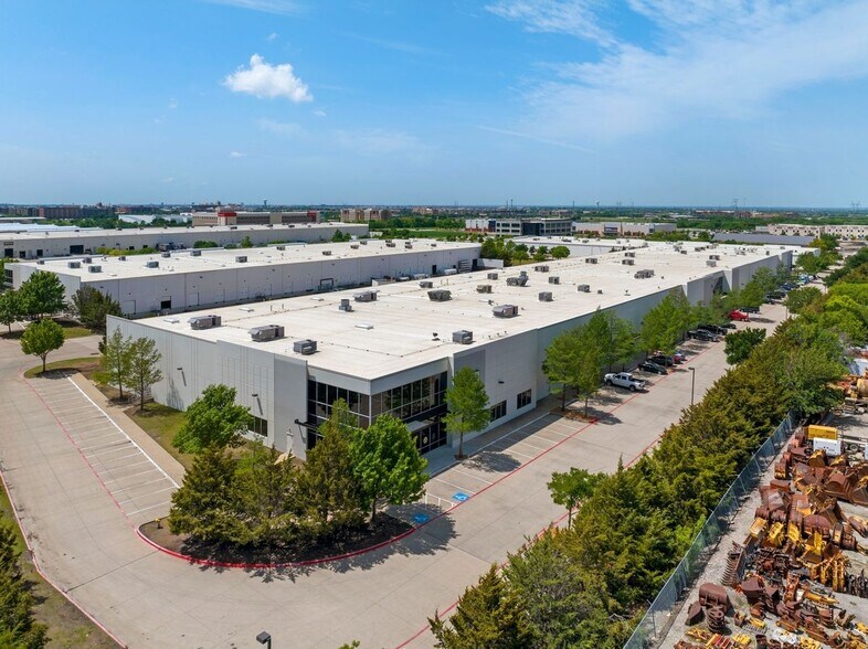 10570 John W Elliott Dr, Frisco, TX à louer - Photo du bâtiment - Image 3 de 3