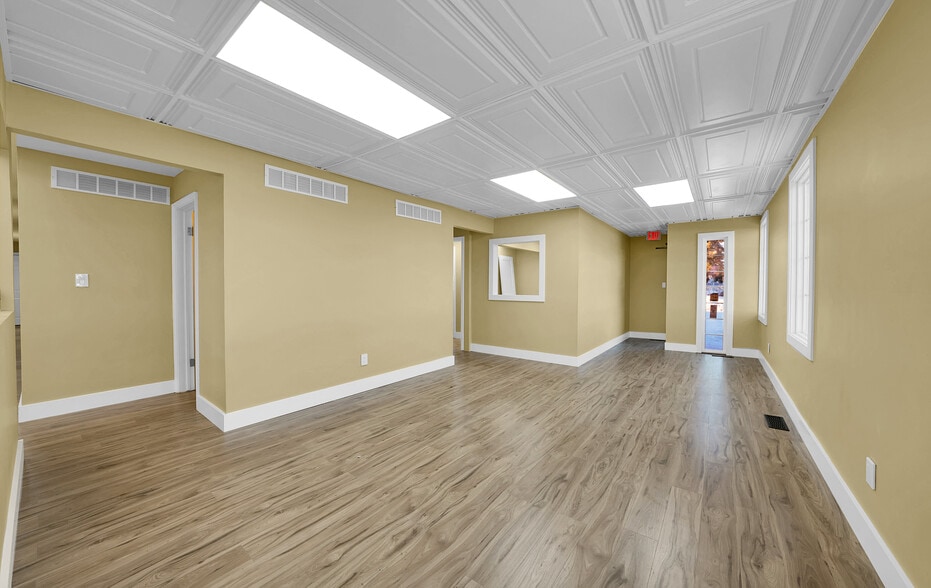 1095 W Huron St, Waterford, MI à louer - Photo du bâtiment - Image 3 de 50