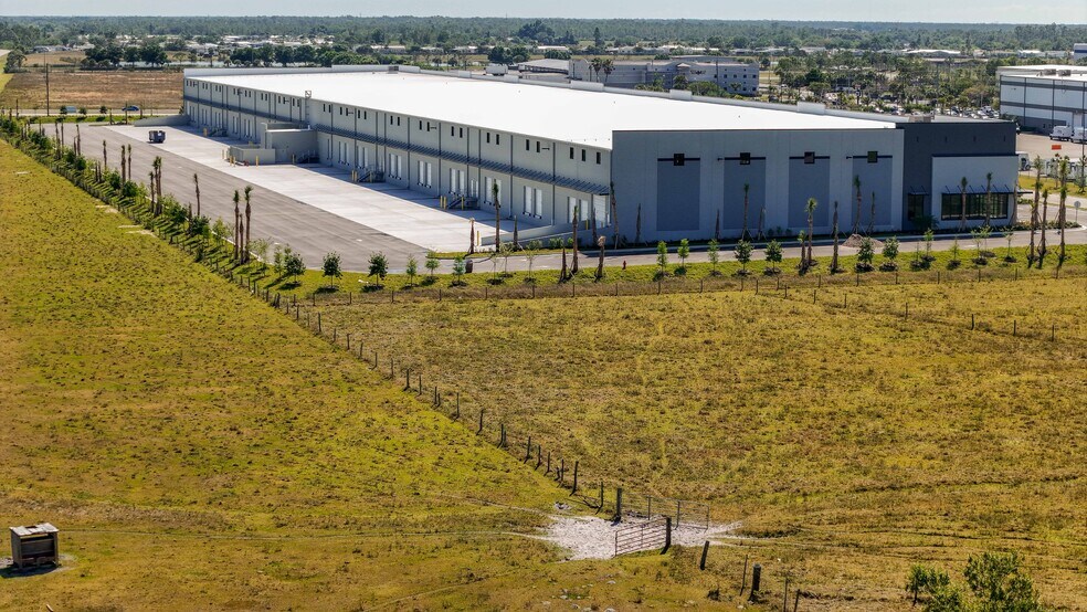 9225 Piper Rd, Punta Gorda, FL à louer - Photo du bâtiment - Image 3 de 4