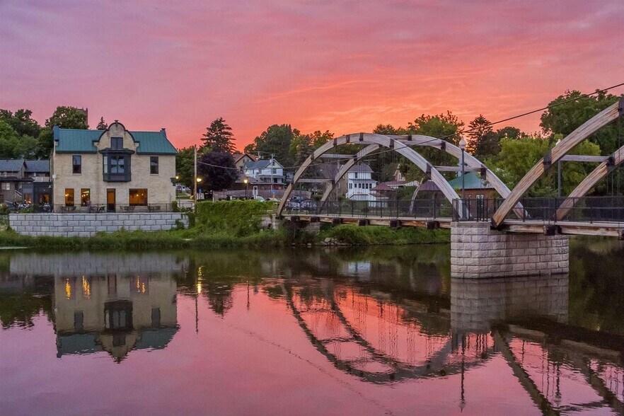 200 W Milwaukee St, Jefferson, WI à vendre - Photo principale - Image 1 de 45