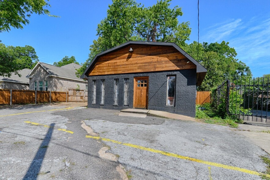 2737 Carpenter Ave, Dallas, TX for lease - Building Photo - Image 2 of 13