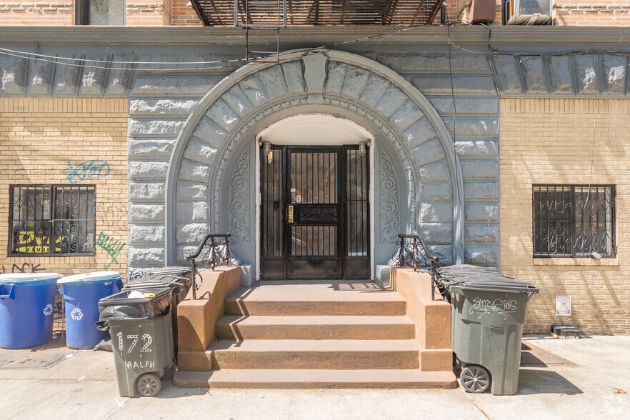 692 Macon St, Brooklyn, NY for sale - Building Photo - Image 2 of 7