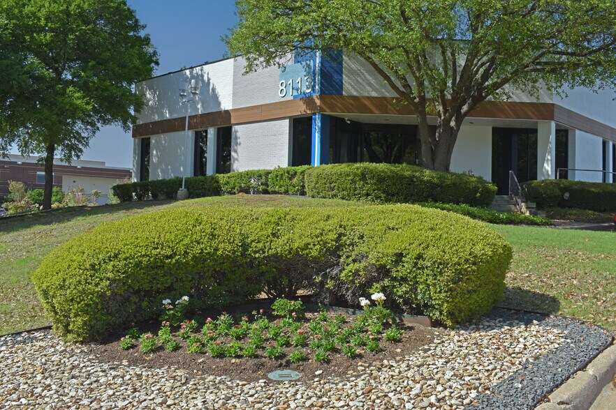 8113 Ridgepoint Dr, Irving, TX à louer - Photo du bâtiment - Image 3 de 4
