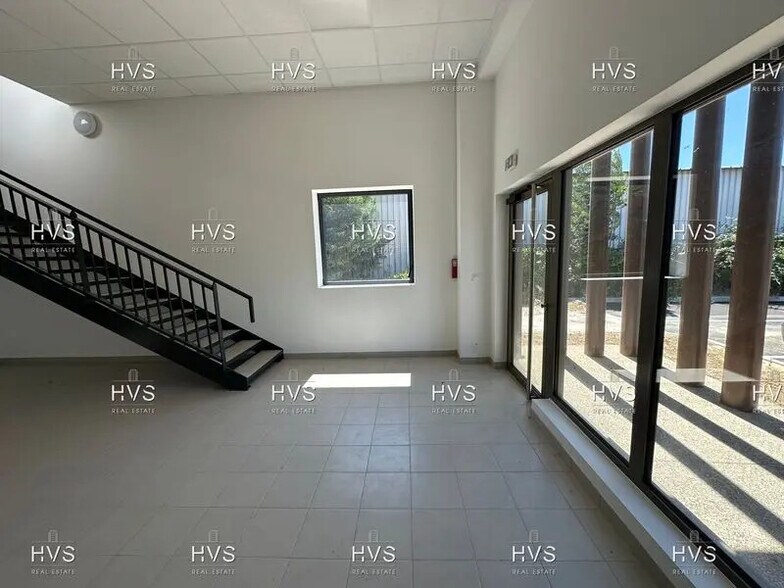 Flex in Venelles for lease - Interior Photo - Image 3 of 16
