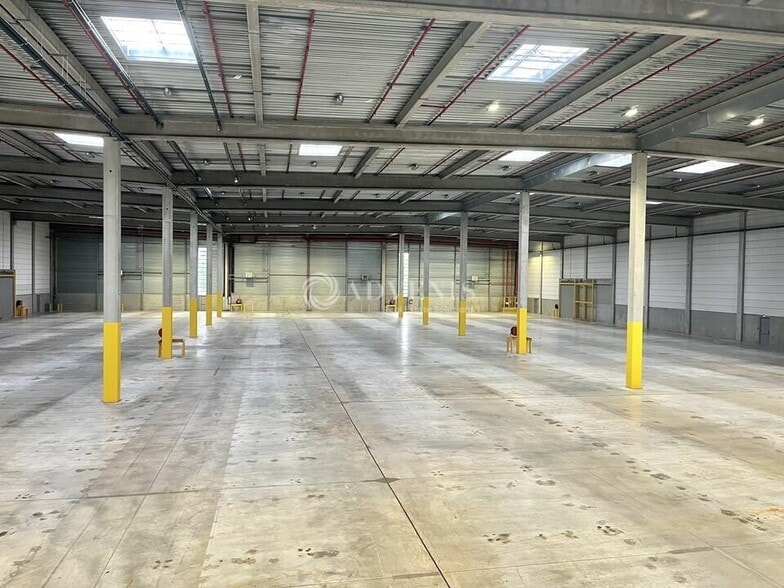 Industrial in Moissy-Cramayel for lease - Building Photo - Image 2 of 12