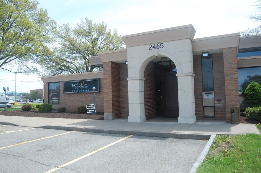 2465 W Ridge Rd, Rochester, NY à louer - Photo du bâtiment - Image 3 de 15
