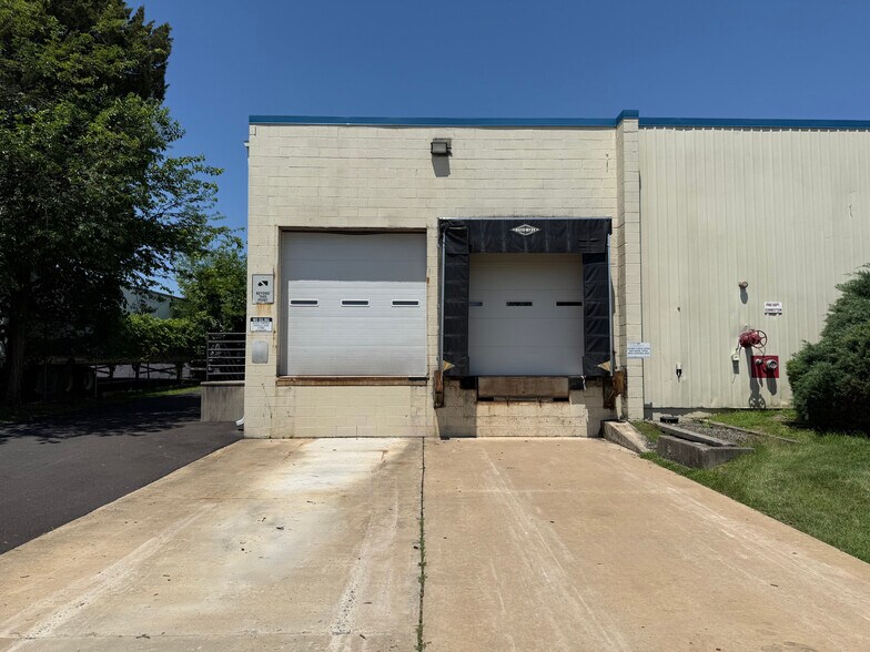 200 Commerce Dr, Montgomeryville, PA à louer - Photo du bâtiment - Image 3 de 16