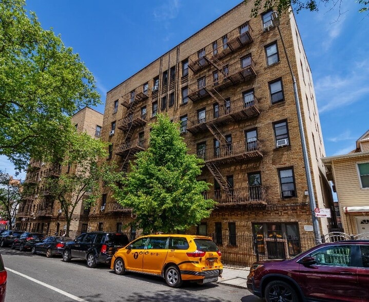 40-15 81st St, Elmhurst, NY à vendre - Photo du bâtiment - Image 3 de 4