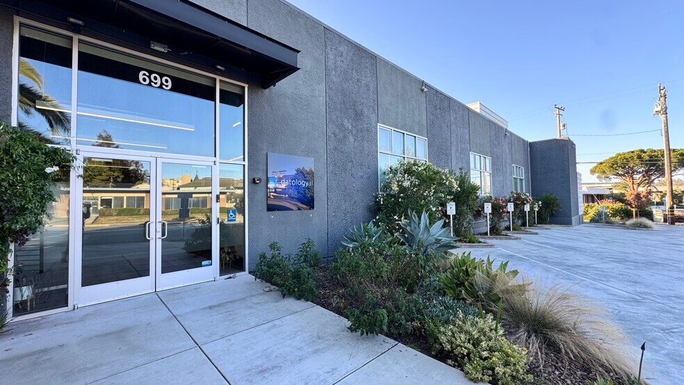699 Veterans Blvd, Redwood City, CA à louer - Photo du bâtiment - Image 3 de 26