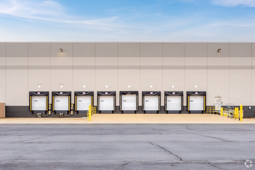 300 Airport Rd, Elgin, IL for lease - Building Photo - Image 2 of 8