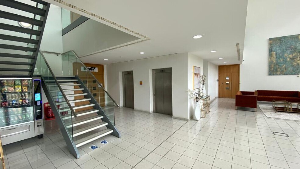 1 Cranmore Dr, Solihull à louer - Hall d’entrée - Image 3 de 16
