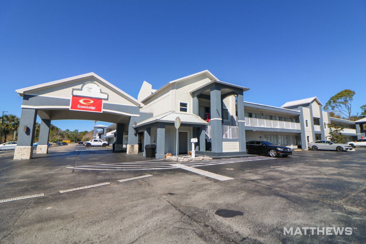 Econo Lodge & Suburban Studios portfolio of 2 properties for sale on LoopNet.ca Primary Photo- Image 1 of 9