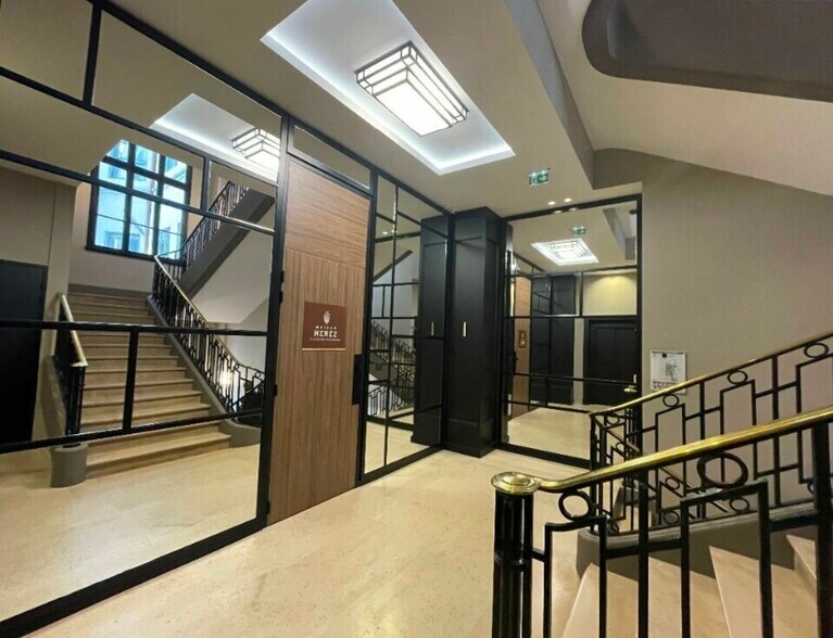 Office in Lyon for lease - Interior Photo - Image 3 of 11