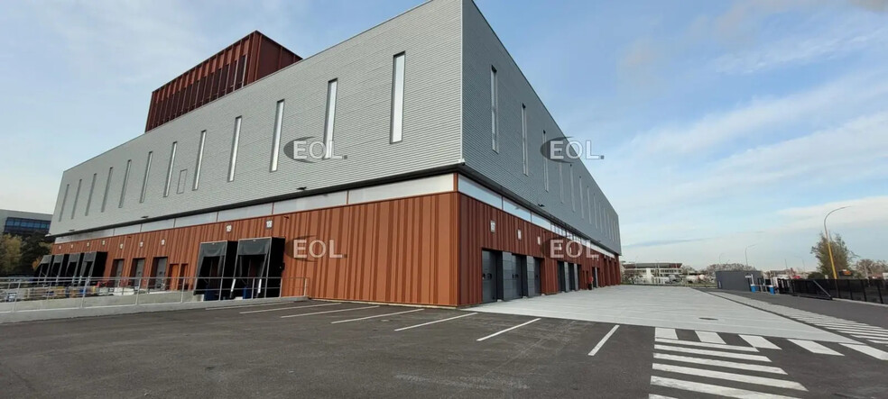 Industrial in Lyon for lease - Building Photo - Image 1 of 5