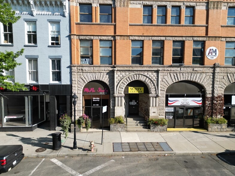 42 W Main St, Riverhead, NY à louer - Photo du bâtiment - Image 2 de 23