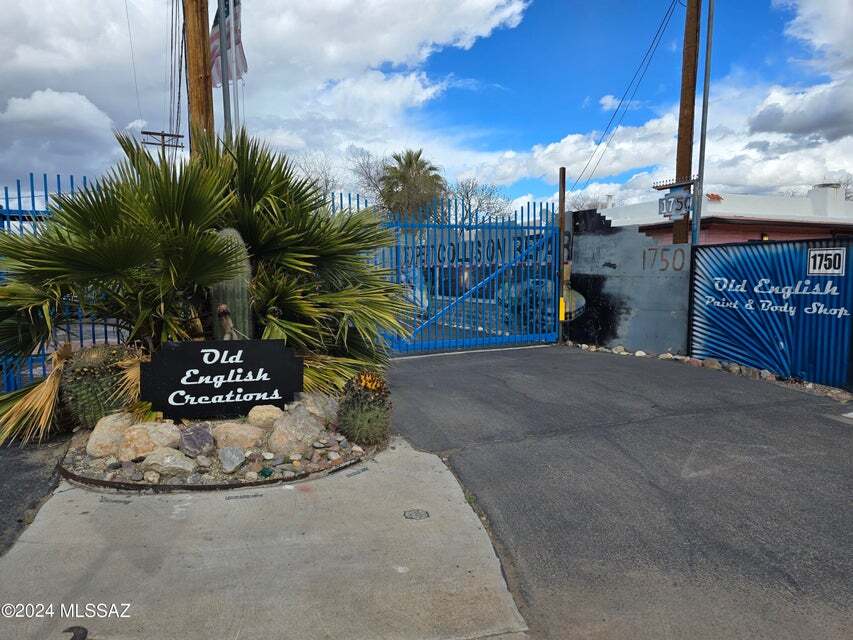 1750 W Roger Rd, Tucson, AZ à vendre Photo du bâtiment- Image 1 de 21