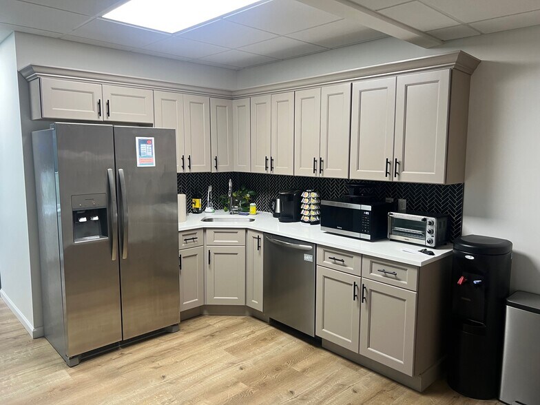 1136 US Highway 22, Mountainside, NJ à louer - Photo du bâtiment - Image 2 de 10