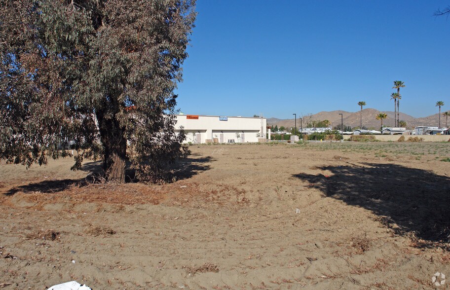 W Florida Ave, Hemet, CA à louer - Photo du bâtiment - Image 2 de 4