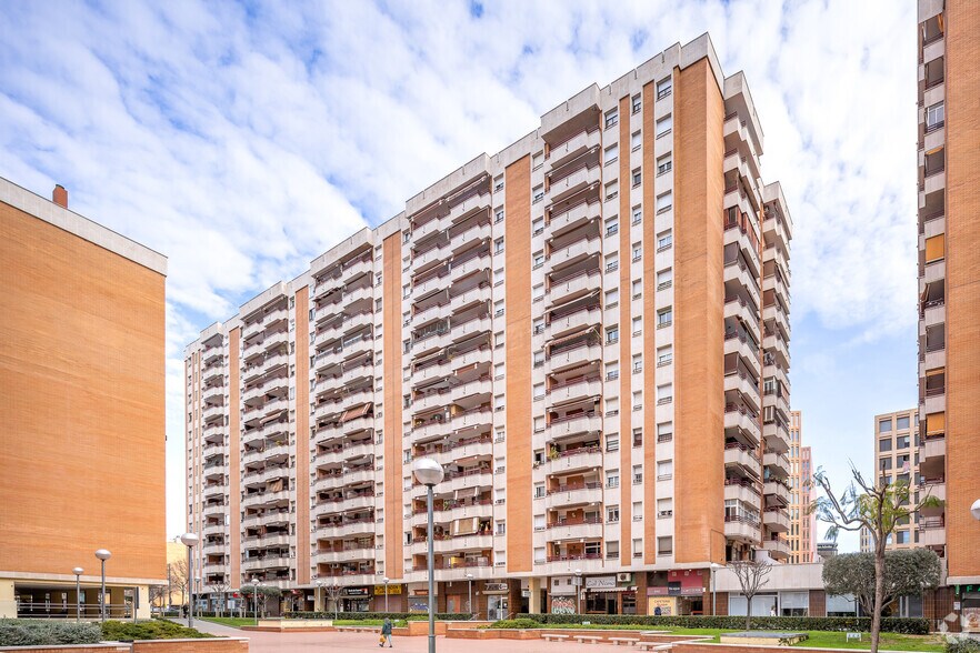 Immeuble residentiel dans L'Hospitalet de Llobregat, Barcelona à vendre - Photo principale - Image 1 de 4