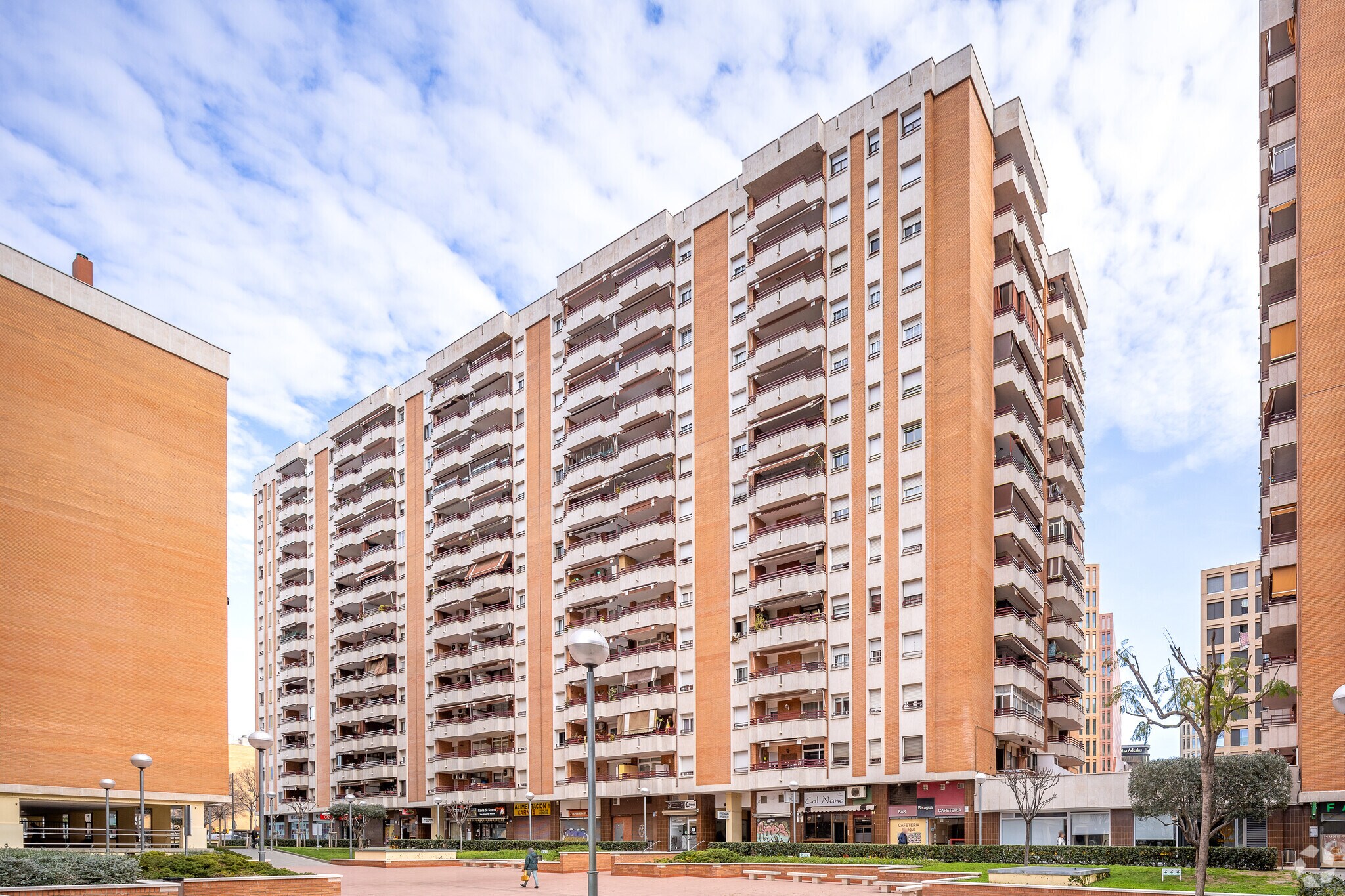 Immeuble residentiel dans L'Hospitalet de Llobregat, Barcelona à vendre Photo principale- Image 1 de 5
