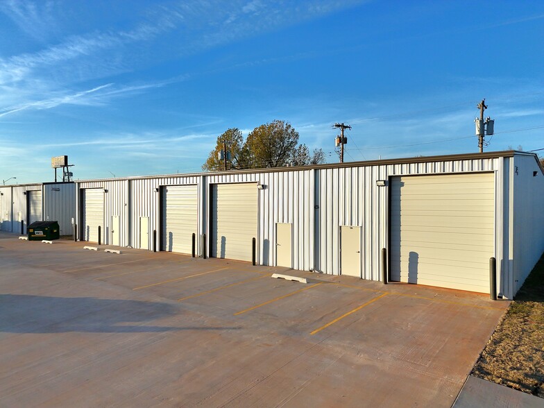 7027 N Santa Fe Ave, Oklahoma City, OK for lease - Building Photo - Image 1 of 6