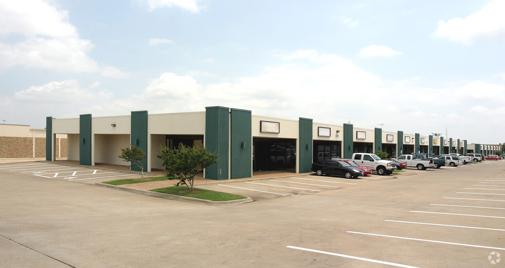 2211-2229 E Division St, Arlington, TX for lease - Building Photo - Image 3 of 4