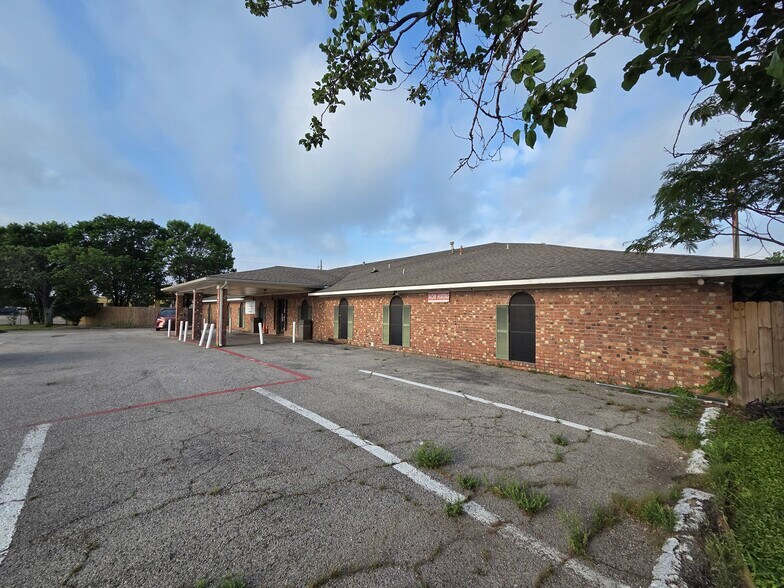1339 N Masters Dr, Dallas, TX à vendre - Photo du bâtiment - Image 3 de 37