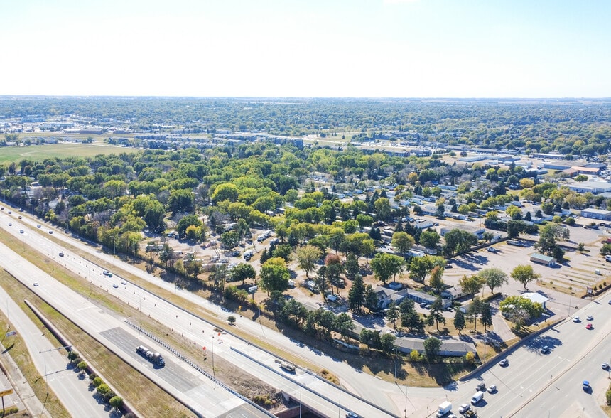 4501 W 12th St, Sioux Falls, SD for sale - Building Photo - Image 2 of 7