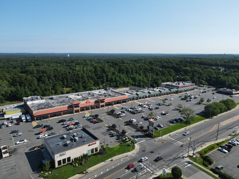 601 Portion Rd, Ronkonkoma, NY à louer - Photo du bâtiment - Image 2 de 21