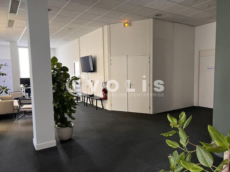 Office in Bordeaux for lease - Interior Photo - Image 1 of 13
