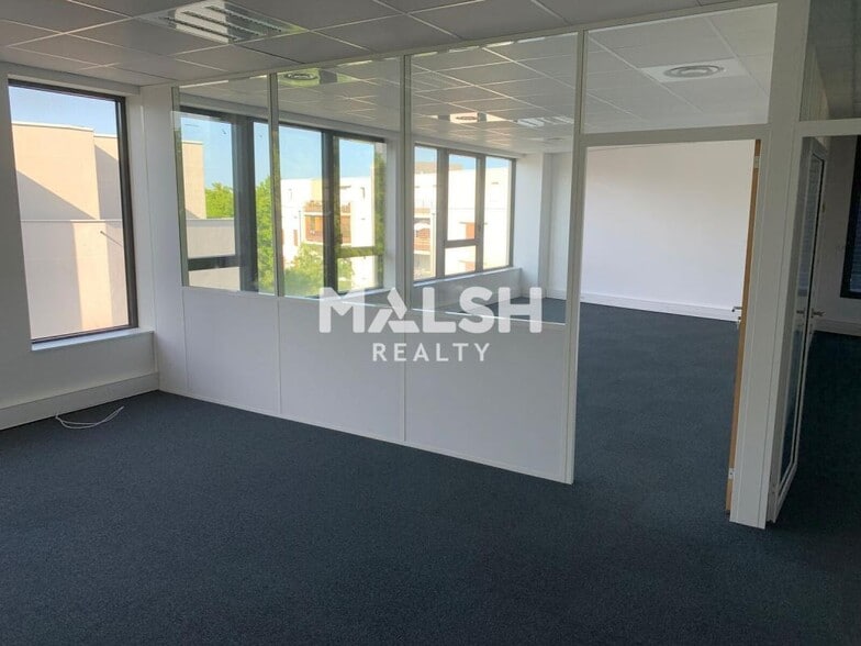 1 Avenue Salvador Allende, Vaulx-en-Velin for lease - Interior Photo - Image 2 of 12