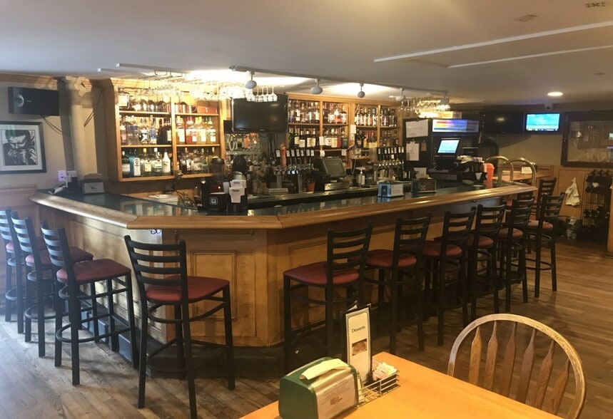 Salerno’s Restaurant & Catering portfolio of 2 properties for sale on LoopNet.ca - Interior Photo - Image 3 of 7