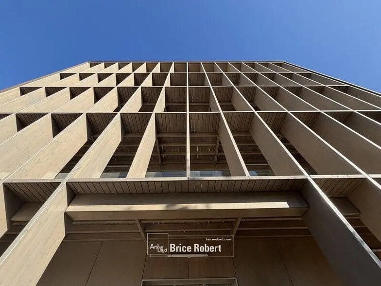 Office in Vaulx-en-Velin for lease - Building Photo - Image 2 of 12