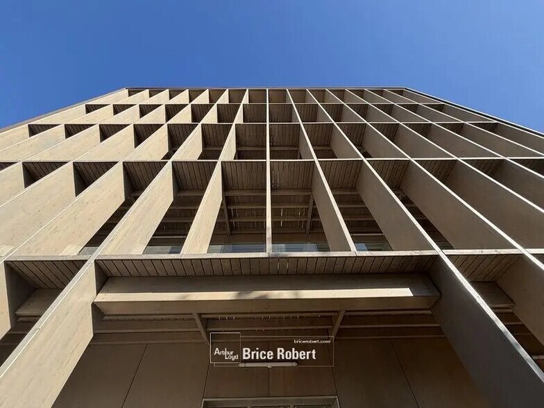 Bureau dans Vaulx-en-Velin à louer - Photo du bâtiment - Image 2 de 12