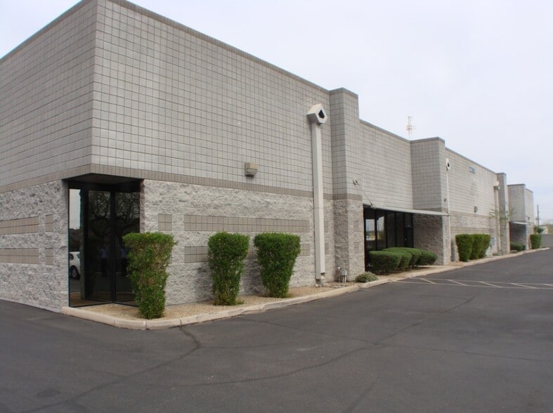 2730 E Jones Ave, Phoenix, AZ à louer - Photo du bâtiment - Image 2 de 4