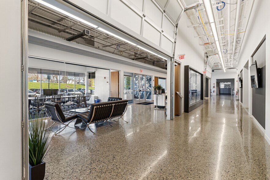 40000 Grand River Ave, Novi, MI à louer - Photo du bâtiment - Image 3 de 17