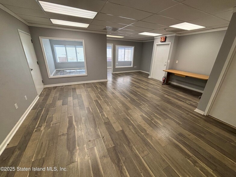 72 Sharrott Ave, Staten Island, NY for lease - Interior Photo - Image 3 of 5