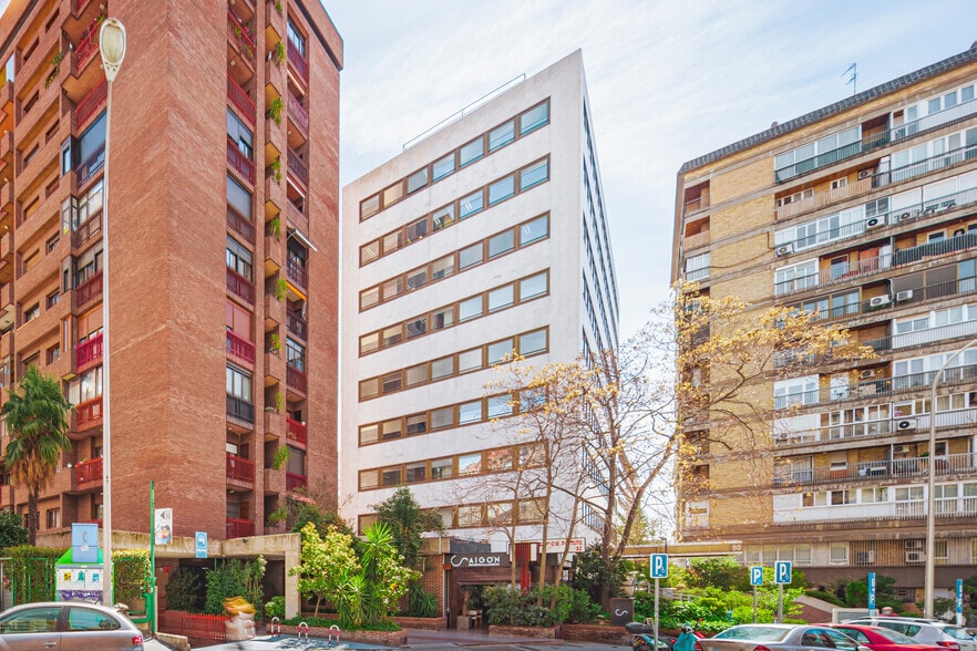 Calle de la Infanta Mercedes, 90, Madrid, Madrid for lease - Building Photo - Image 3 of 6