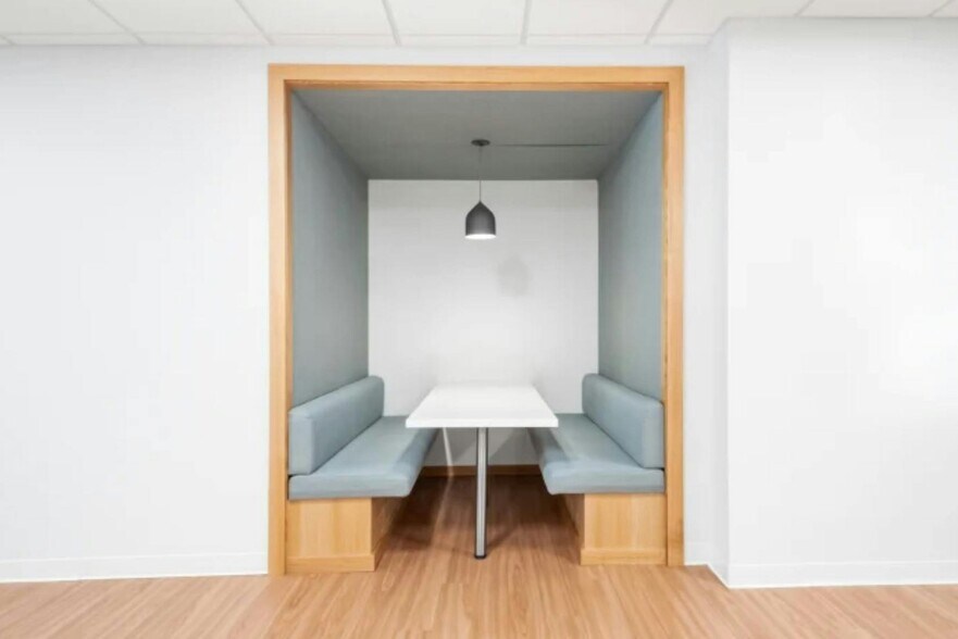 360 Edge Ln, Liverpool à louer - Photo du bâtiment - Image 3 de 21