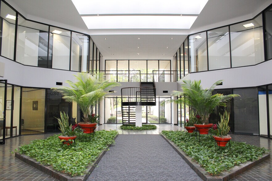 2950 S Gessner Rd, Houston, TX à louer - Photo intérieure - Image 2 de 8