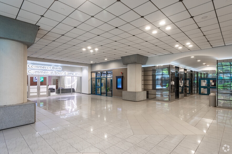401 Main St, Peoria, IL for sale - Lobby - Image 2 of 5