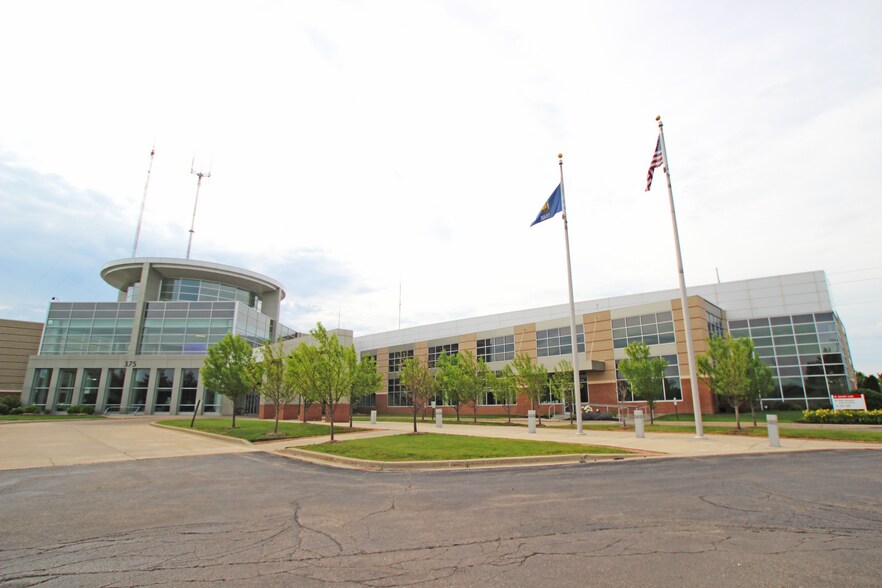 377 W River Woods Pky, Milwaukee, WI à louer - Photo du bâtiment - Image 3 de 13