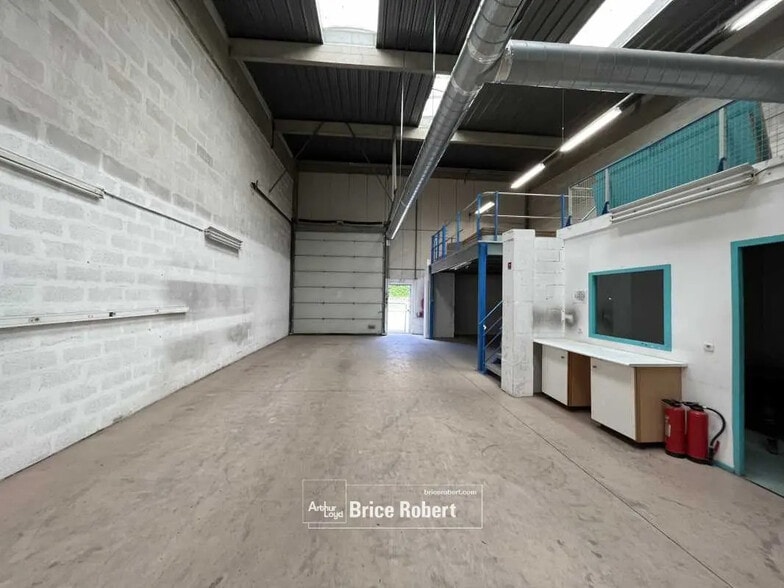 Office in Lyon for lease - Building Photo - Image 1 of 5