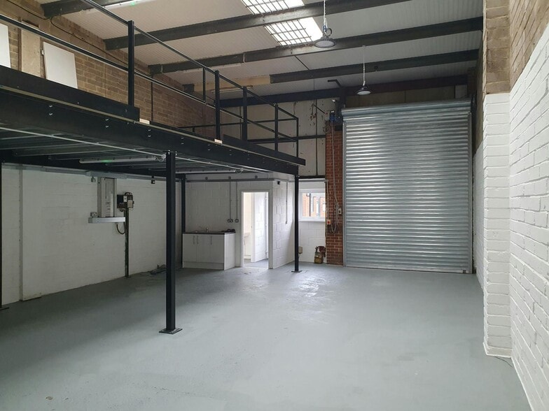 35 Willis Way, Poole for lease - Interior Photo - Image 3 of 20